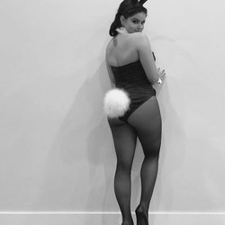 Ariel Winter se disfraza de conejita de Playboy para celebrar Halloween 2016