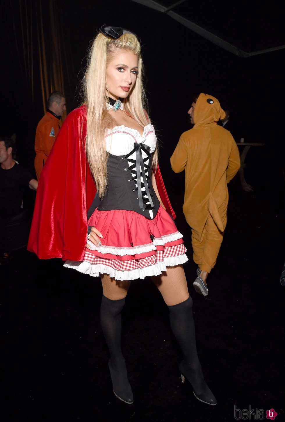 Paris Hilton se disfraza de caperucita sexy para Halloween 2016