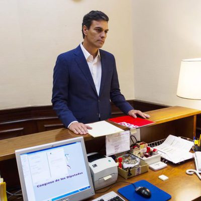 Pedro Sánchez dejando su acta de diputado del Congreso del grupo socialista