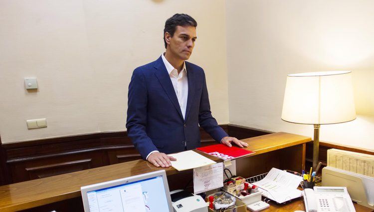 Pedro Sánchez dejando su acta de diputado del Congreso del grupo socialista