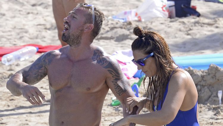 Rafa Mora y Raquel Bollo dándose un chapuzón en las playas de Ibiza