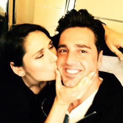Rosa López besando a David Bustamante camino a Barcelona para el concierto de 'OT: El Reencuentro'