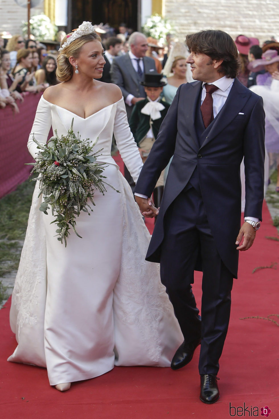 Diego Ventura, rejoneador, y su ya mujer Rocío Pérez tras su boda en Sevilla