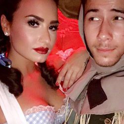 Demi Lovato y Nick Jonas disfrazados de Dorothy Gale y de espantapájaros en Halloween 2016