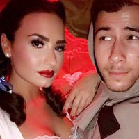 Demi Lovato y Nick Jonas disfrazados de Dorothy Gale y de espantapájaros en Halloween 2016