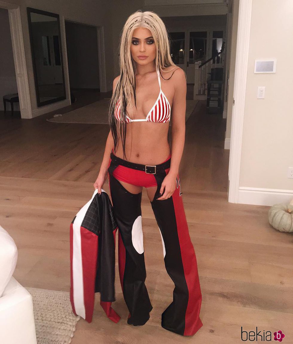 Kylie Jenner disfrazada de Christina Aguilera en Halloween 2016