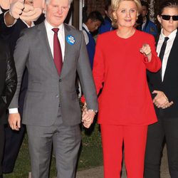 Katy Perry y un amigo disfrazados de Hillary Clinton y Bill Clinton en Halloween 2016