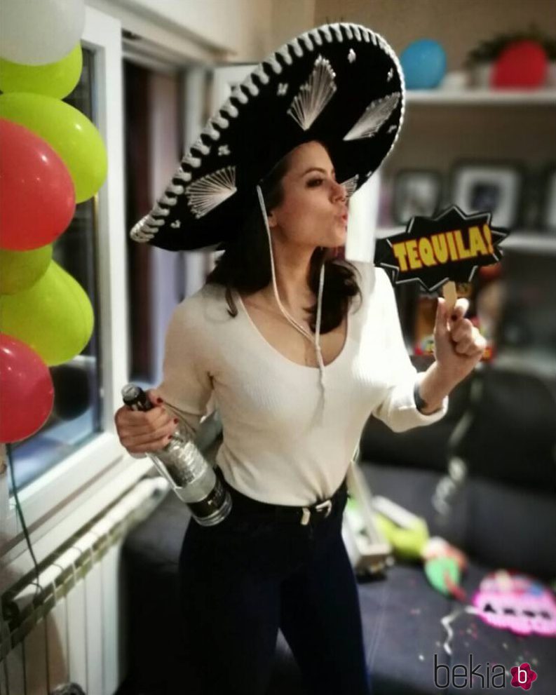 Adriana Torrebejano en la fiesta de cumpleaños mexicana de Blas Cantó