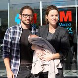 Amelia Bono y Manuel Martos presentando a su hijo Jaime a su salida del hospital