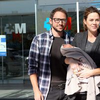 Amelia Bono y Manuel Martos presentando a su hijo Jaime a su salida del hospital