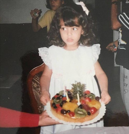 Hiba Abouk sube una foto de niña en su 30 cumpleaños