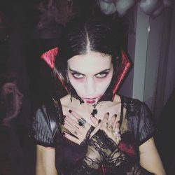 Melissa Jiménez disfrazada de vampiresa por Halloween 2016