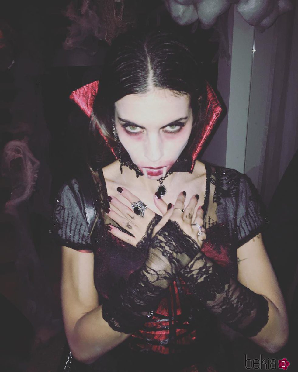 Melissa Jiménez disfrazada de vampiresa por Halloween 2016