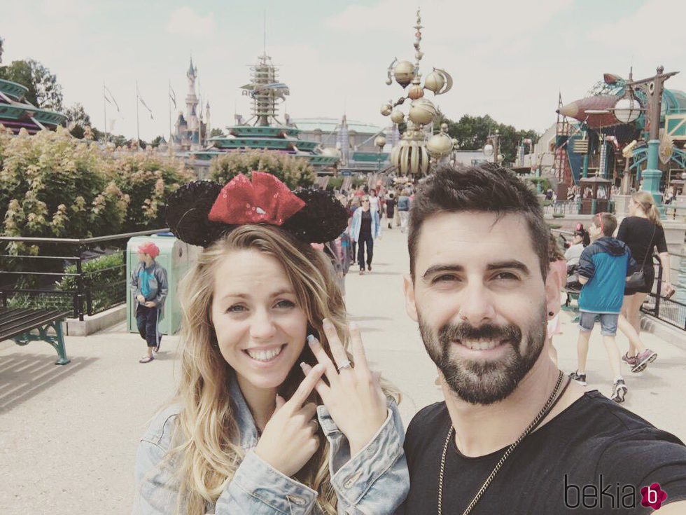 Yoli y Jonathan 'GH 15' en Disneyland Paris tras su pedida de mano