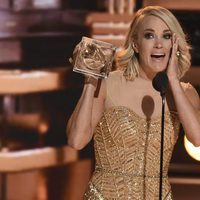 Carrie Underwood con su premio en los CMA Awards 2016