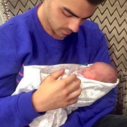Joe Jonas sostiene en brazos a su sobrina Valentina Angelina