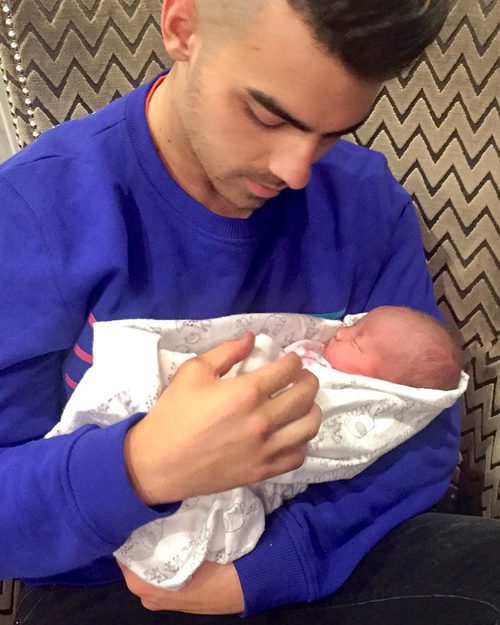 Joe Jonas sostiene en brazos a su sobrina Valentina Angelina