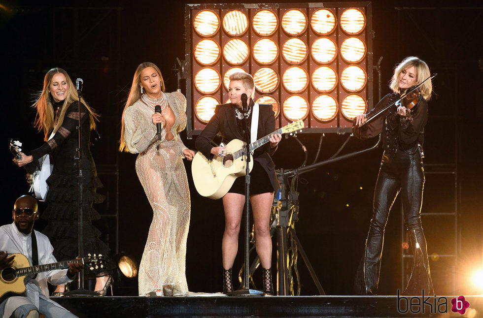 Beyoncé actuando con Dixie Chicks en los CMA Awards 2016