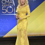 Dolly Parton con su premio en los CMA Awards 2016