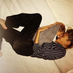 Carla Pereyra con su hija Francesca en brazos tumbadas en la cama