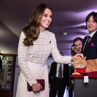 Kate Middleton acaricia al gato bob en el estreno de 'A street cat named Bob'