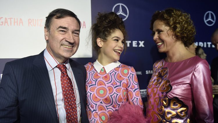 Ágatha Ruiz de la Prada y Pedro J. Ramírez con su hija Cósima en Madrid Fashion Week