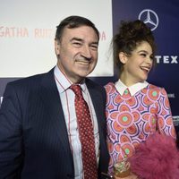 Ágatha Ruiz de la Prada y Pedro J. Ramírez con su hija Cósima en Madrid Fashion Week