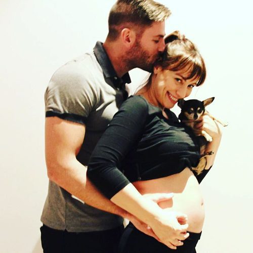 Natalia Verbeke junto a su pareja Marcos Poggi y su chihuahua anunciando embarazo