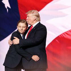 Donald Trump con su hijo pequeño Barron