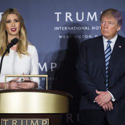 Ivanka y su padre Donald Trump en un meeting