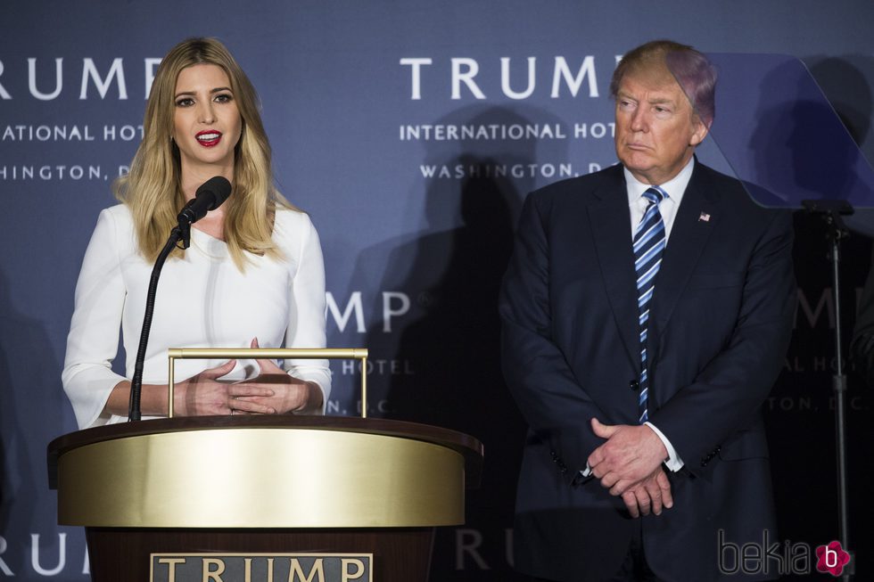 Ivanka y su padre Donald Trump en un meeting
