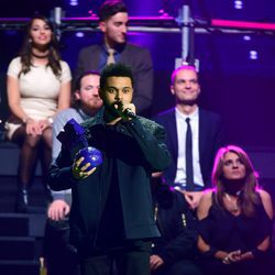 The Weeknd recogiendo su galardón en los MTV EMA 2016