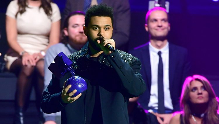 The Weeknd recogiendo su galardón en los MTV EMA 2016