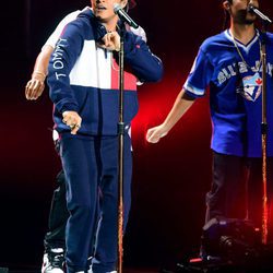 Bruno Mars durante su actuación en los MTV EMA 2016