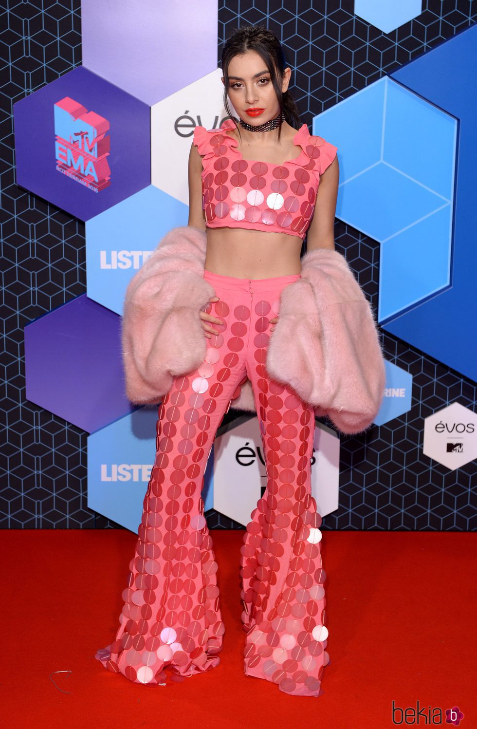 Charli XCX en la alfombra roja de los MTV EMA 2016