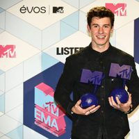 Shawn Mendes posando con sus premios de los MTV EMA 2016