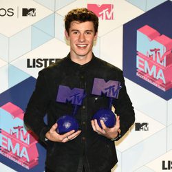 Shawn Mendes posando con sus premios de los MTV EMA 2016