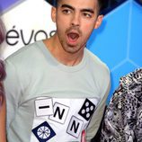 Joe Jonas abriendo la boca mientras posaba en la alfombra roja de los MTV EMA 2016