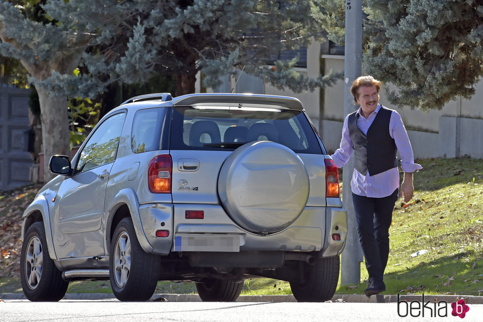 Bigote Arrocet junto a su coche al salir de casa de María Teresa Campos