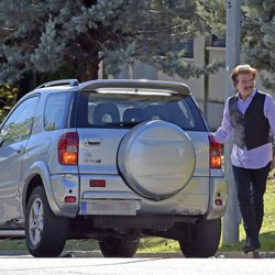 Bigote Arrocet junto a su coche al salir de casa de María Teresa Campos