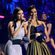 Nina Dobrev y Deepika Padukone presentando un galardón en los MTV EMA 2016