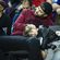 Milan Piqué apoya la cabeza junto a su padre Gerard Piqué en un partido de baloncesto