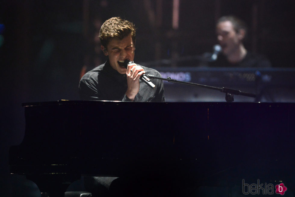 Shawn Mendes al piano durante su actuación en los MTV EMA 2016