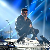 Joe Jonas durante su actuación con su banda DNCE en los MTV EMA 2016