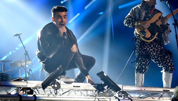 Joe Jonas durante su actuación con su banda DNCE en los MTV EMA 2016