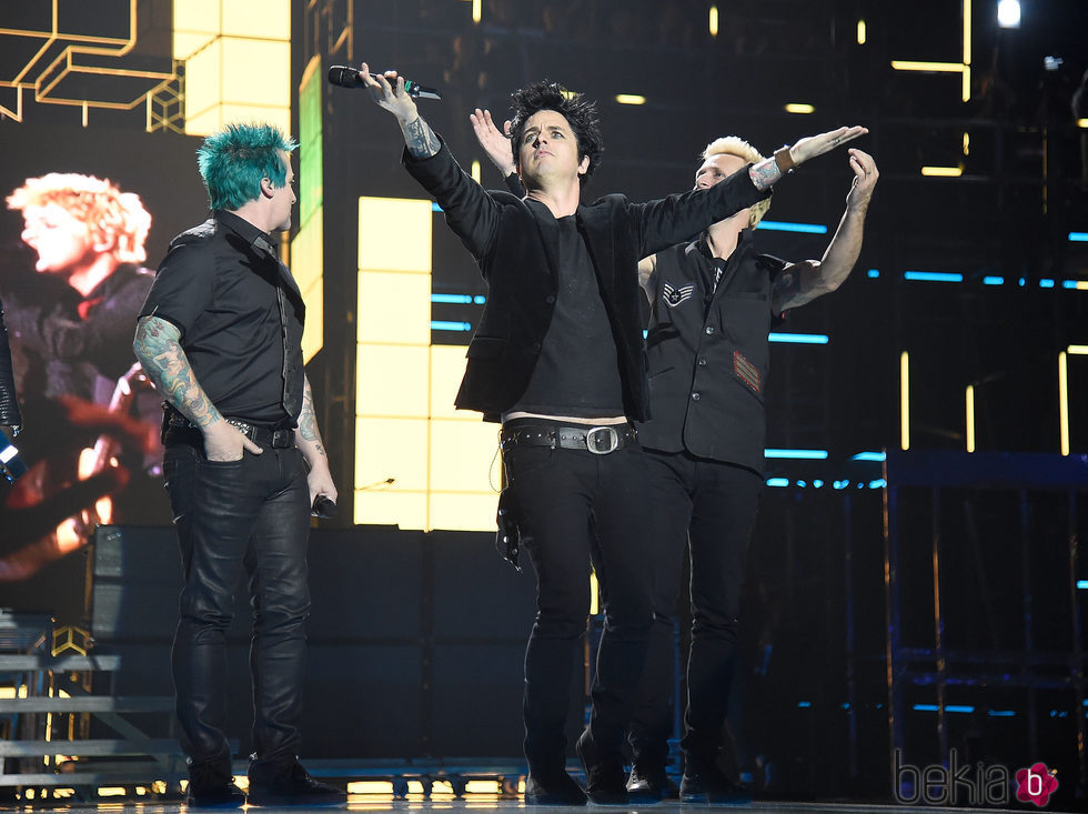 Green Day durante su actuación en los MTV EMA 2016