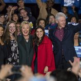 Eva Longoria en una convención junto a Hillary Clinton y su familia