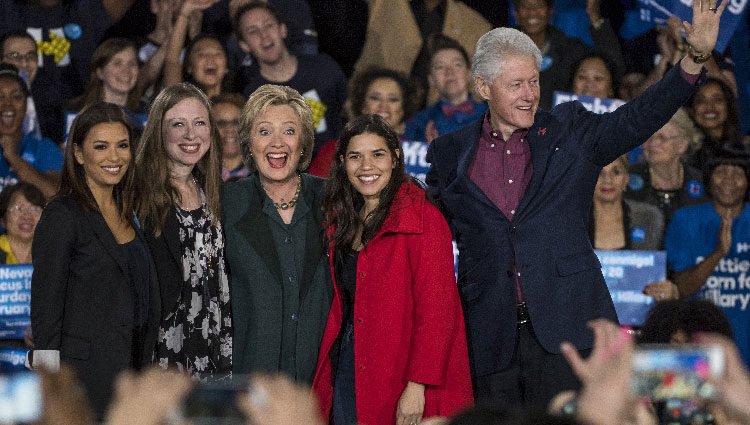Eva Longoria en una convención junto a Hillary Clinton y su familia