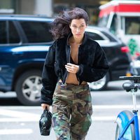 La modelo Bella Hadid pasea por las calles de Nueva York con un estilo militar