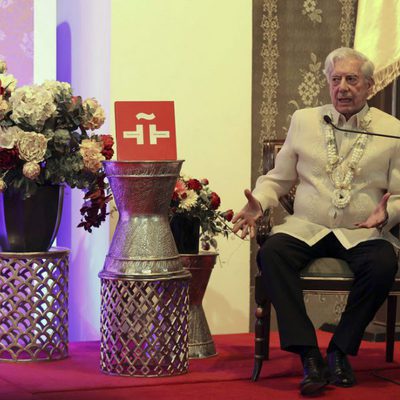 Mario Vargas Llosa dando una conferencia en Filipinas
